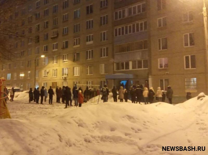 В Башкирии из горящей 9-этажки эвакуировали 300 человек