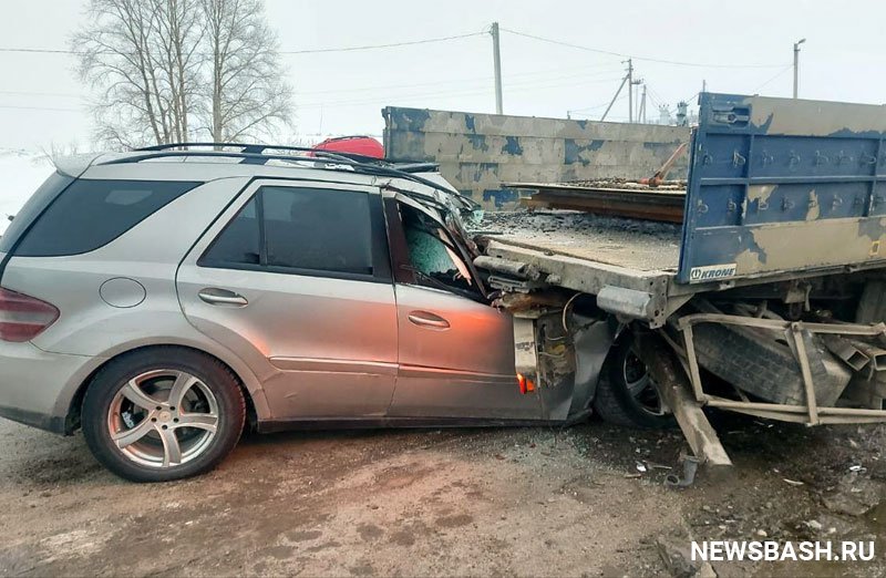 В Башкирии в страшном ДТП с фурой погиб водитель внедорожника