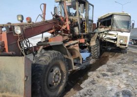 В Башкирии вахтовый автобус врезался в попутный автогрейдер