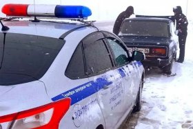 В Башкирии, для застрявшего на трассе водителя, инспекторы ГИБДД привезли автозапчасти и мастера