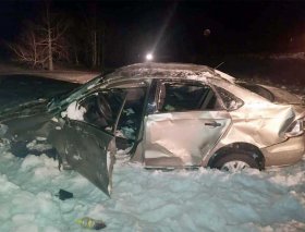 В Башкирии водитель "Volkswagen Polo" вылетел в кювет и опрокинулся, пострадал пассажир
