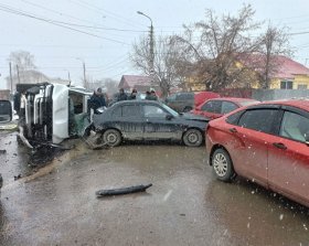 В Башкирии женщина за рулем внедорожника спровоцировала массовую аварию
