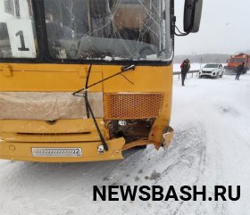 В Башкирии столкнулись КамАЗ и школьный автобус ПАЗ