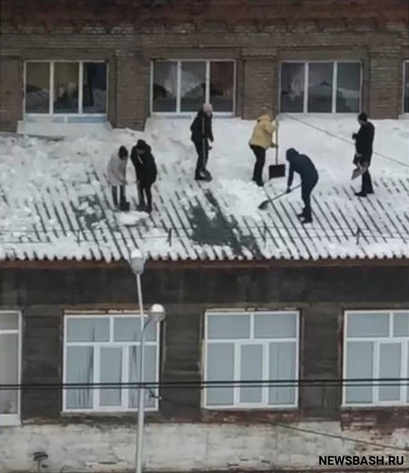 В Башкирии сотрудникам школы пришлось очищать ее крышу от снега без страховки