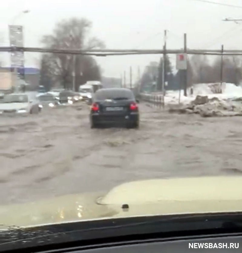 В столице Башкирии из-за резкого потепления и таяния снега затопило улицу