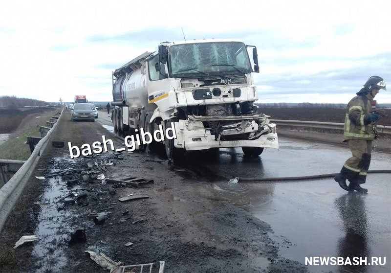 В Башкирии в аварии между тремя автомобилями погиб водитель КамАЗа