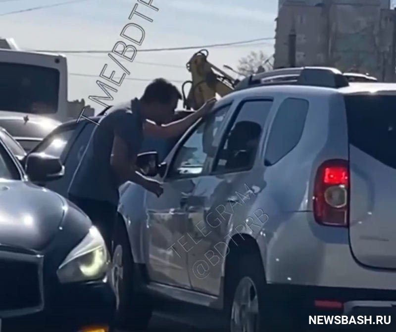 В Башкирии мужчина прямо на дороге набросился на машину женщины