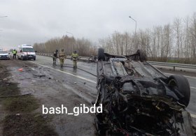 В Башкирии водитель наехал на ограждение и перевернулся