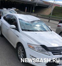 В столице Башкирии мужчина упал с путепровода на движущийся автомобиль