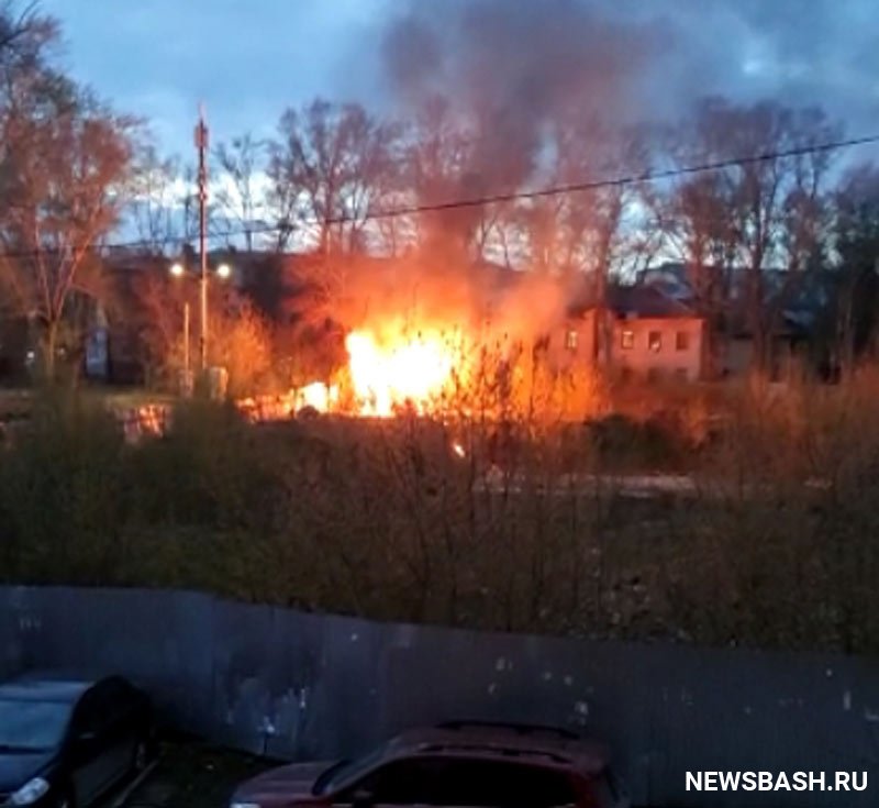 В столице Башкирии на строительной площадке загорелся вагончик