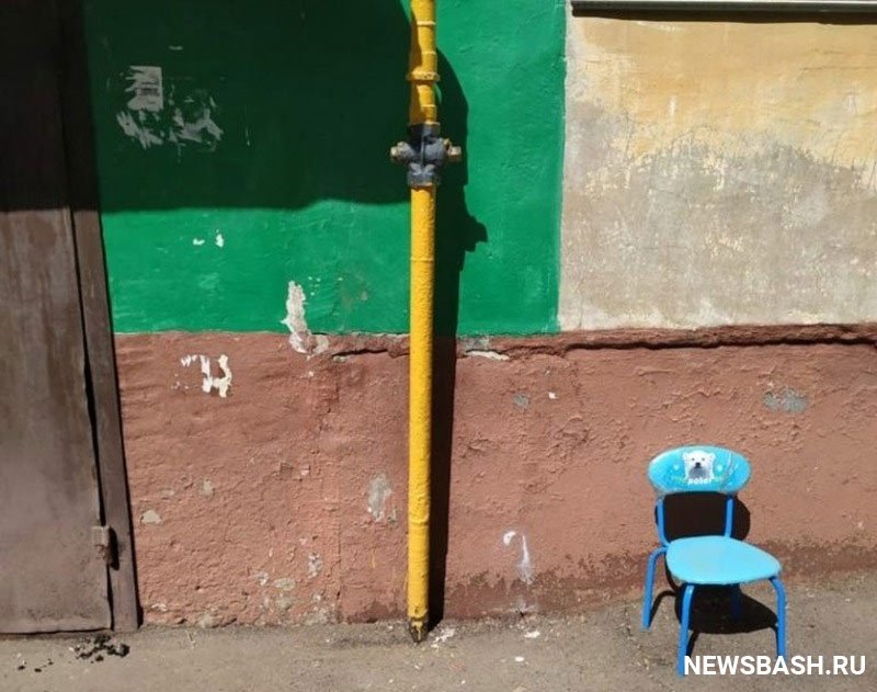 В столице Башкирии девочка застряла между трубой и стеной дома