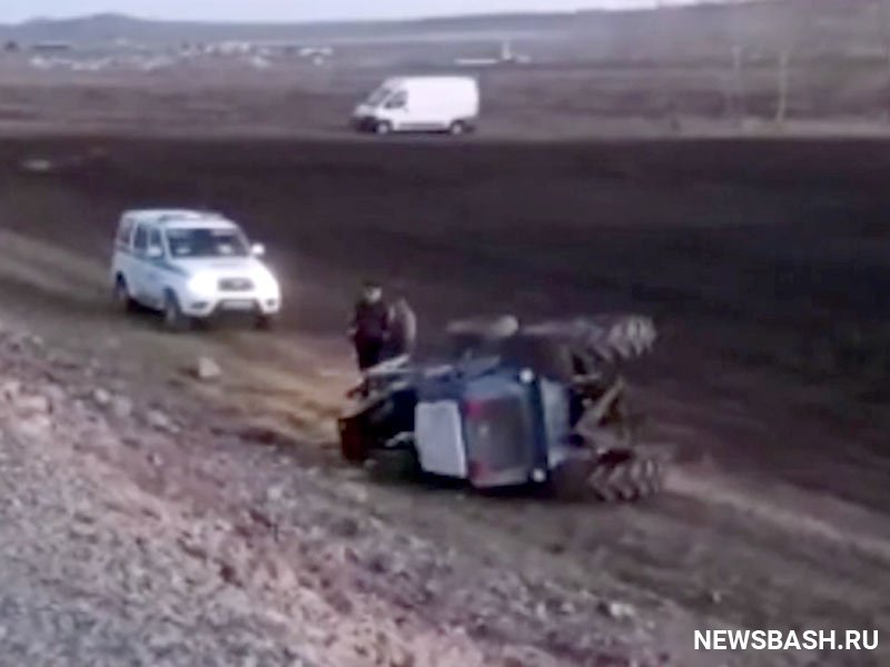 В Башкирии в кювет опрокинулся водитель трактора