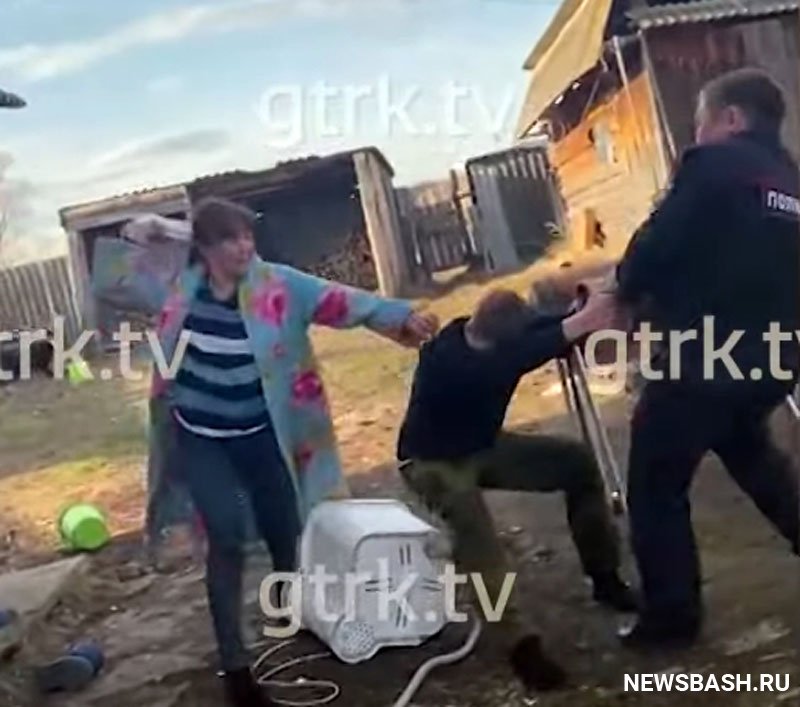 В Башкирии пьяная женщина напала на полицейского (видео)