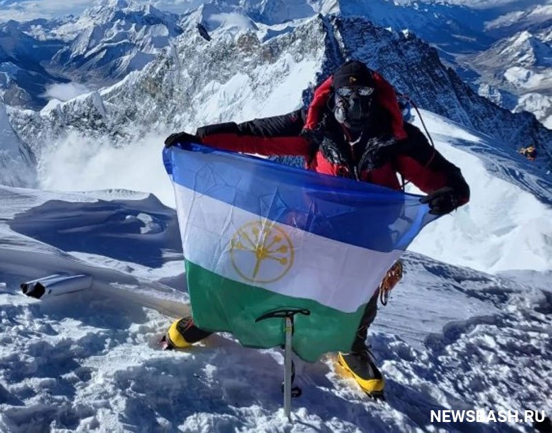 Флаг Башкирии подняли на вершину Эвереста