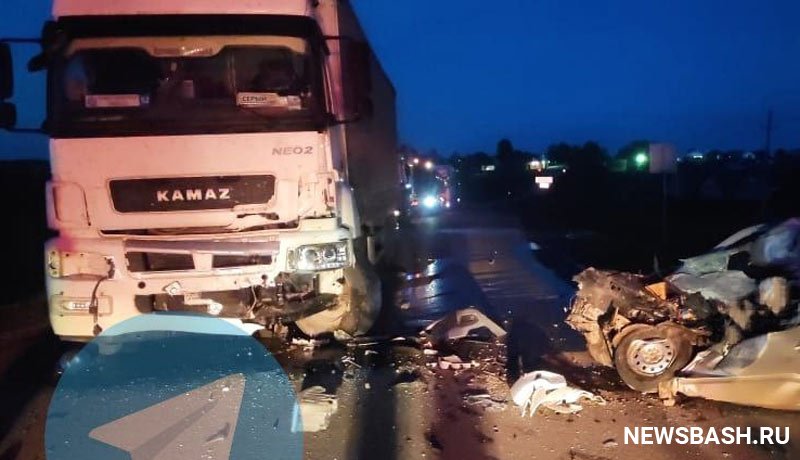 Три человека погибли в аварии с грузовиком и легковушкой в Башкирии