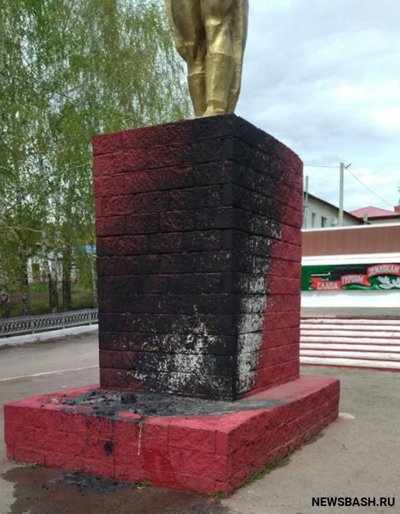 В Башкирии подожгли венки у памятника неизвестному солдату