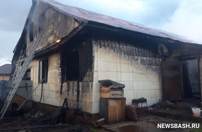 В Благовещенске во время пожара в одноэтажном доме погиб мужчина