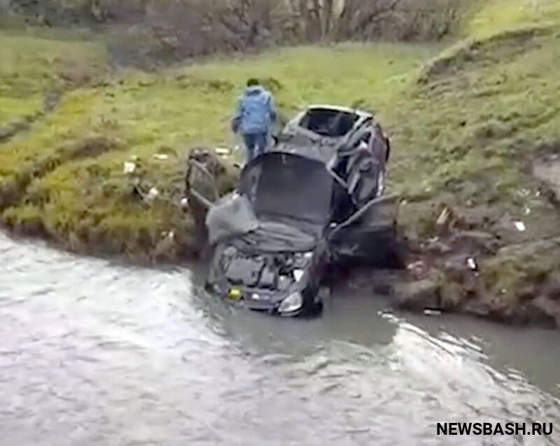 В Башкирии автомобиль упал в реку: пострадали два человека (видео)
