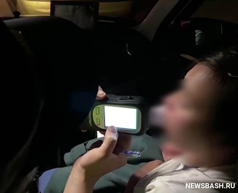 В Башкирии полицейские задержали пьяную автоледи грудничком между сиденьями