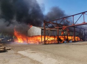 В Башкирии загорелось здание пилорамы