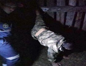 В Башкирии мужчина застрял ногой в заборе и повис