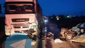 Три человека погибли в аварии с грузовиком и легковушкой в Башкирии