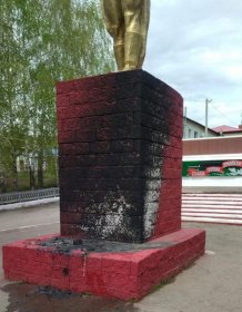 В Башкирии подожгли венки у памятника неизвестному солдату