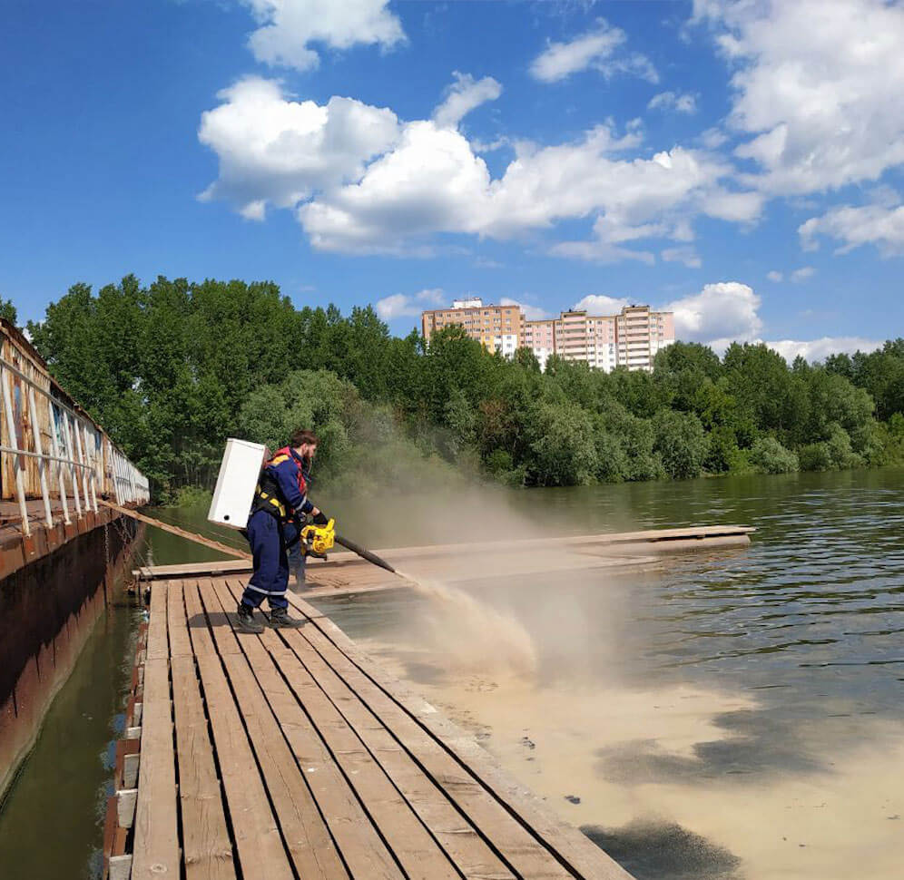 В Башкирии при распиловке баржи в реку Белая попали нефтепродукты