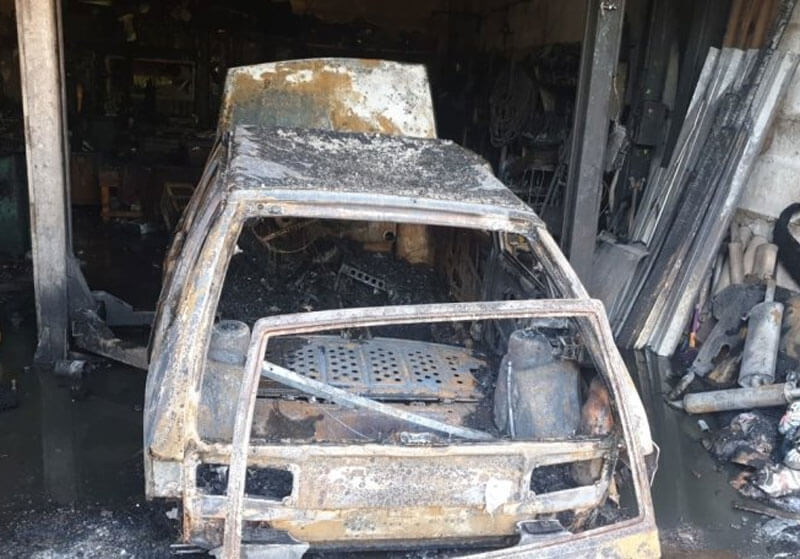 В Башкирии мужчина попал в больницу с ожогами, пытаясь потушить автомобиль