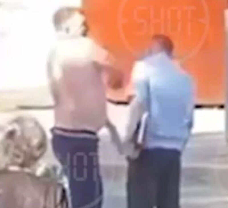 В Башкирии полуголый мужчина ударил полицейского по лицу (видео)
