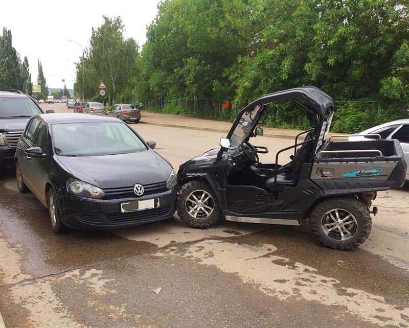 В Башкирии пьяный водитель багги врезался в припаркованный автомобиль