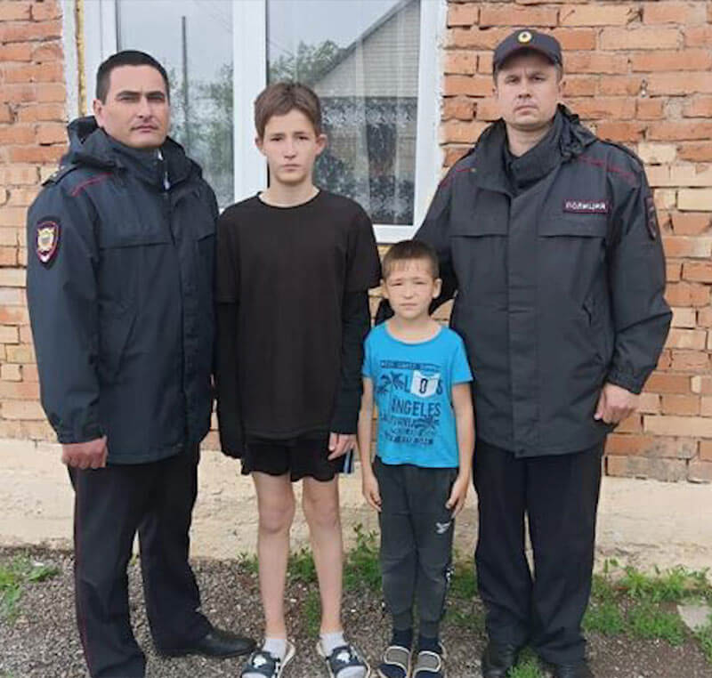 В Башкирии полицейские спасли из горящего дома двоих детей