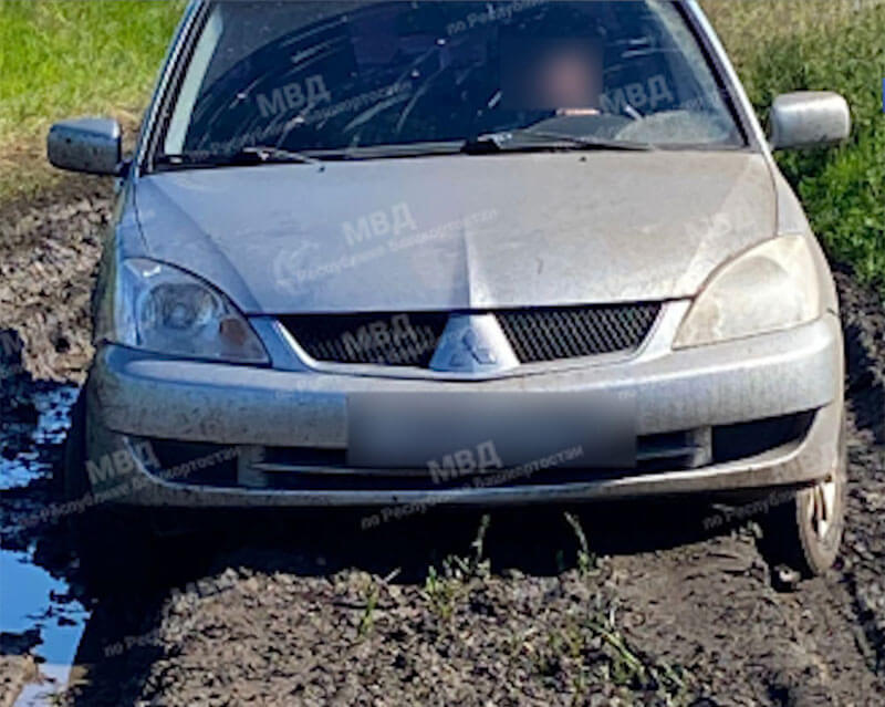 В Башкирии мужчина угнал машину и застрял на ней в грязи