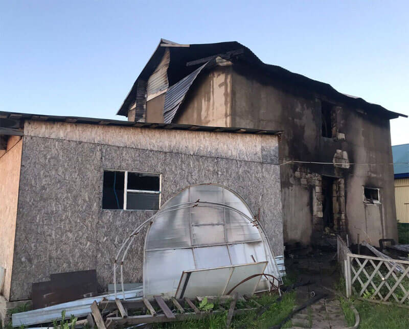 В Башкирии во время тушения пожара в деревянном доме обнаружили тела двух мужчин