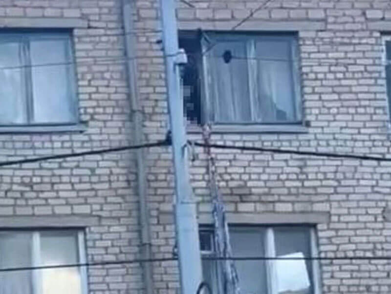В Башкирии мальчик попытался сбежать из окна 5 этажа общежития