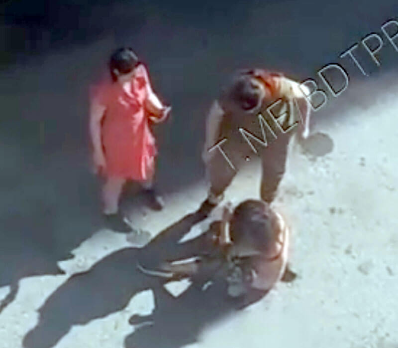 В Башкирии две женщины жестоко избили лежащую полуголую девушку (видео)