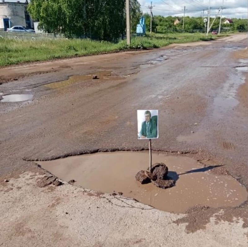 В Башкортостане ямы на дорогах начали обозначать портретами чиновников