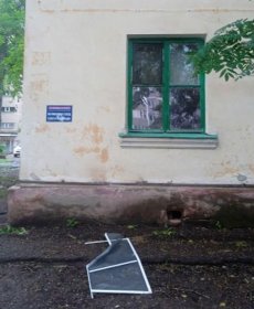 В Башкирии из окна второго этажа выпали двое детей