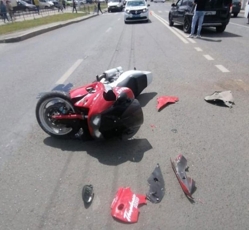 В столице Башкирии мотоциклист протаранил автомобиль