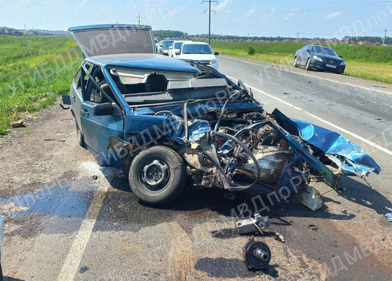 В Башкирии во встречном ДТП с грузовиком пострадал молодой водитель «ВАЗ-2109»