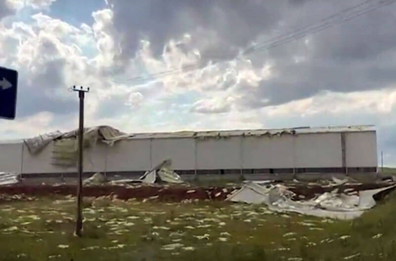 В Башкирии ураганный ветер снес крышу малоэтажного строения (видео)