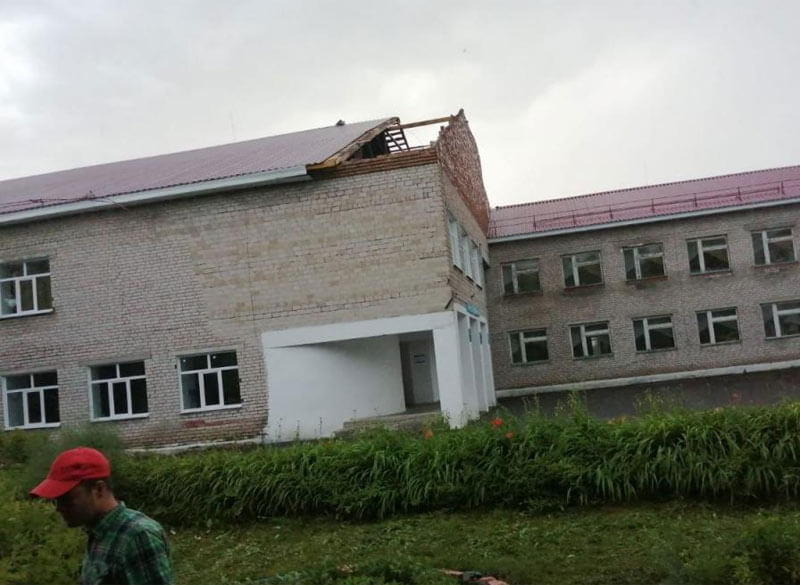 В Белокатайском районе Башкирии ураганный ветер снес крышу школы