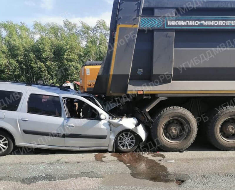 В Башкирии погиб водитель Ларгуса, врезавшись в стоящий самосвал "Howo"