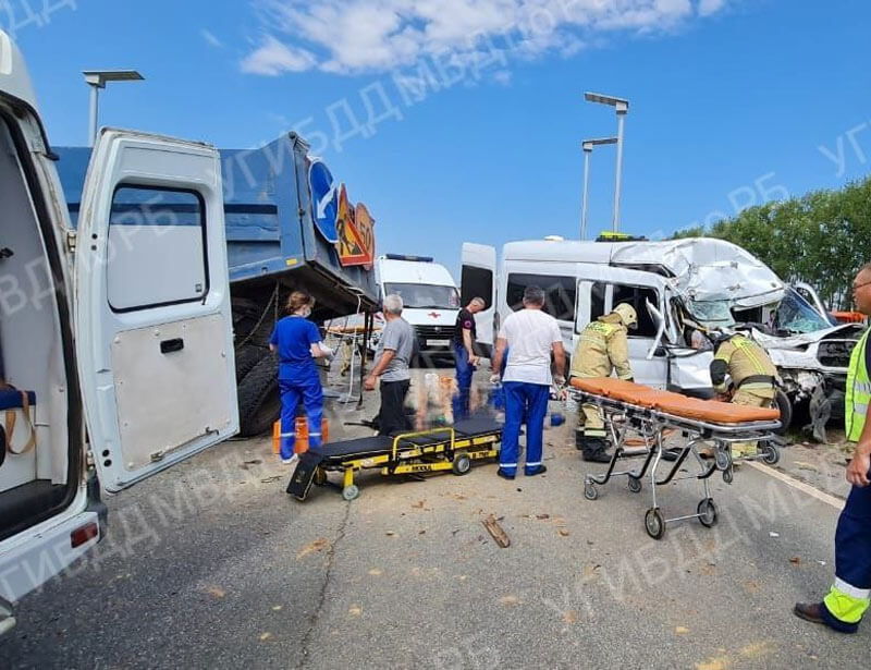 В Башкирии столкнулись микроавтобус и грузовик, погибли 6 человек (ВИДЕО)