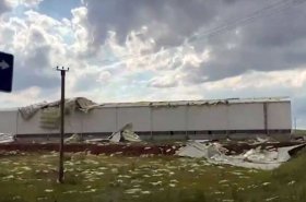 В Башкирии ураганный ветер снес крышу малоэтажного строения (видео)