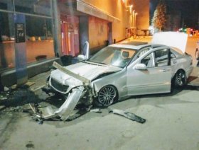 В Башкирии водитель "Мерседеса" на скорости въехал в здание торгового центра