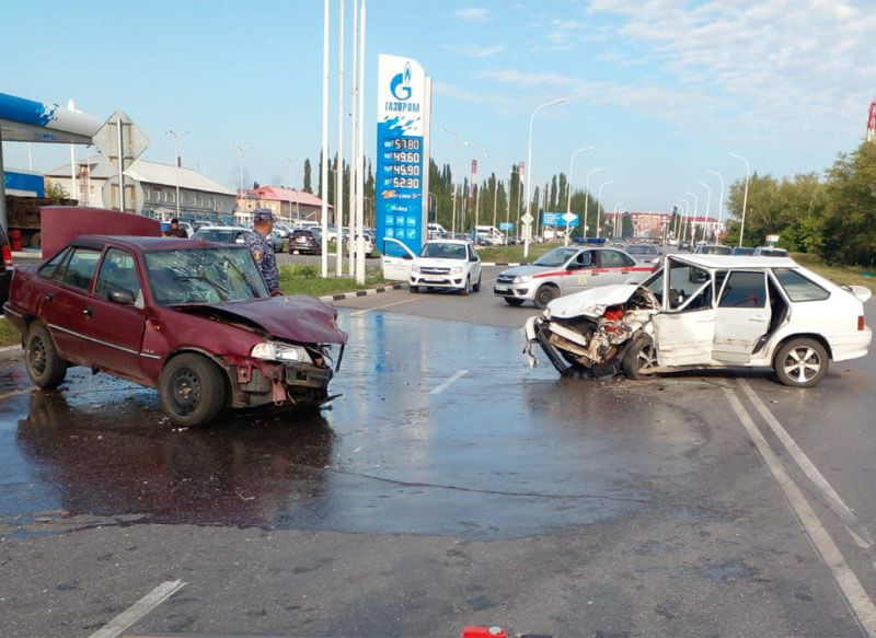 В Башкирии три человека попали в больницу после жесткой аварии