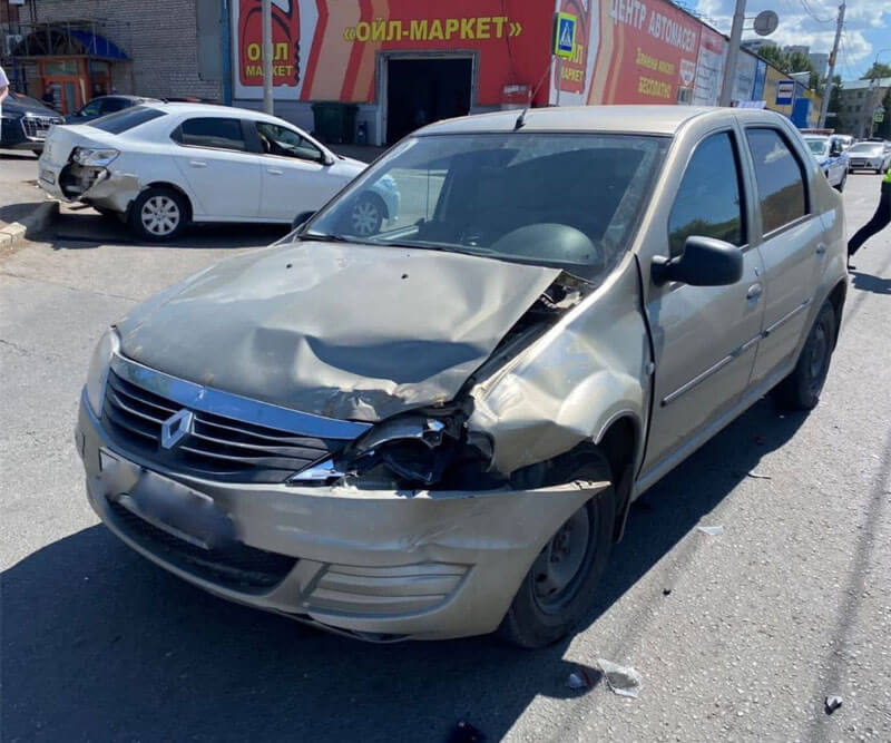 В Башкирии таксист без прав попал в аварию, пострадал пассажир