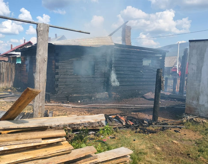 В Башкирии огонь уничтожил дом многодетной семьи