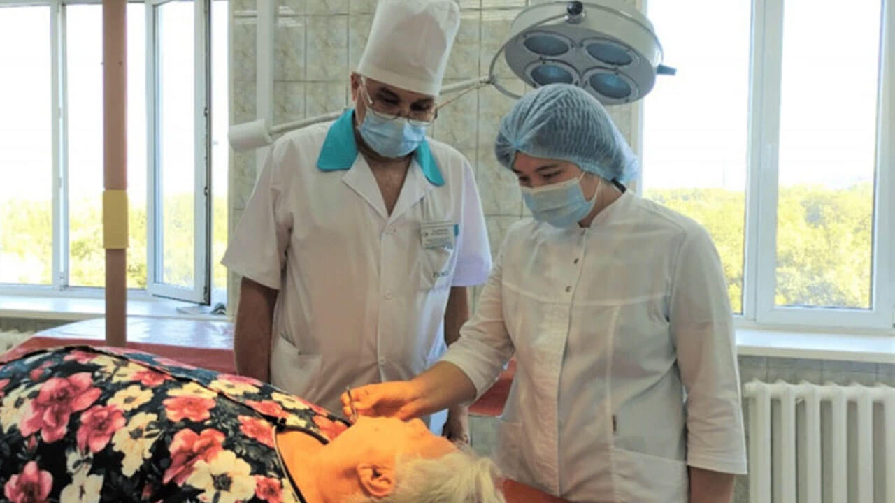Врачи из Башкирии вырезали у пациентки огромную опухоль в виде гантели